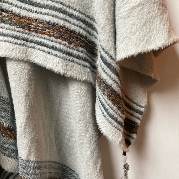 Soft poncho with hood - Picture 2 of 3